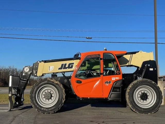 2023 JLG 742