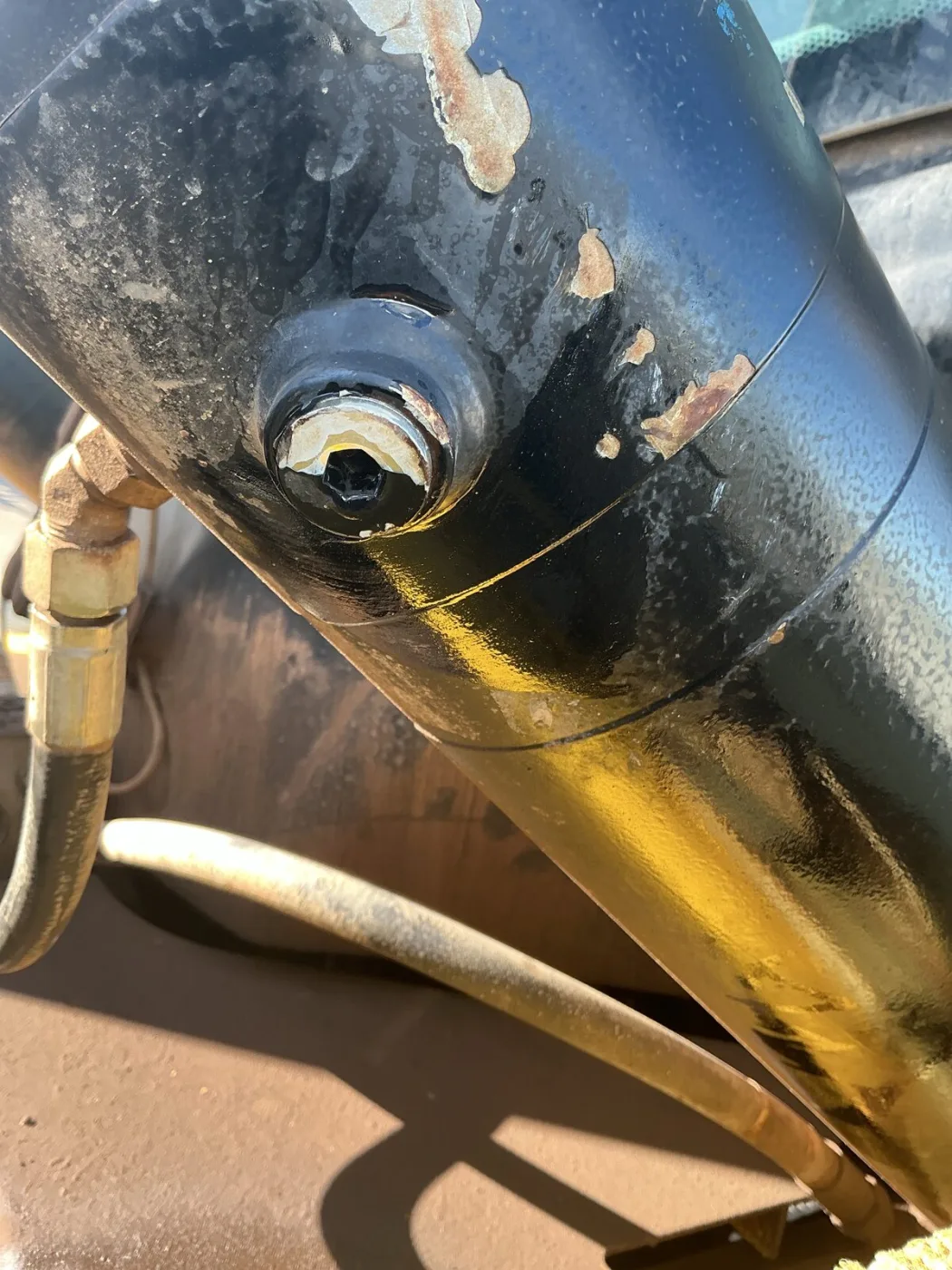 Left tilt-cylinder plug on a Hyster H360XD after tightening