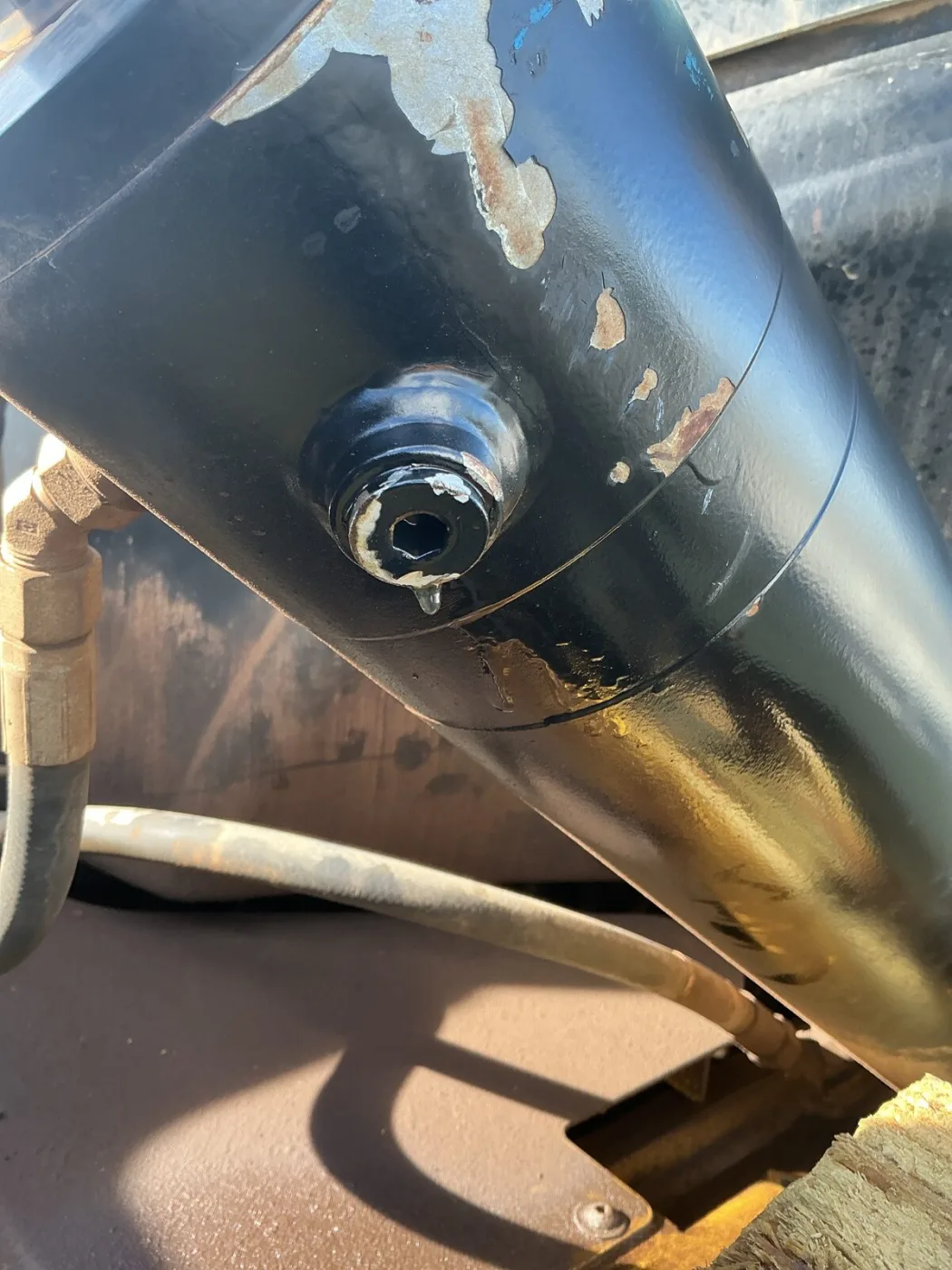 Left tilt-cylinder plug on a Hyster H360XD before tightening