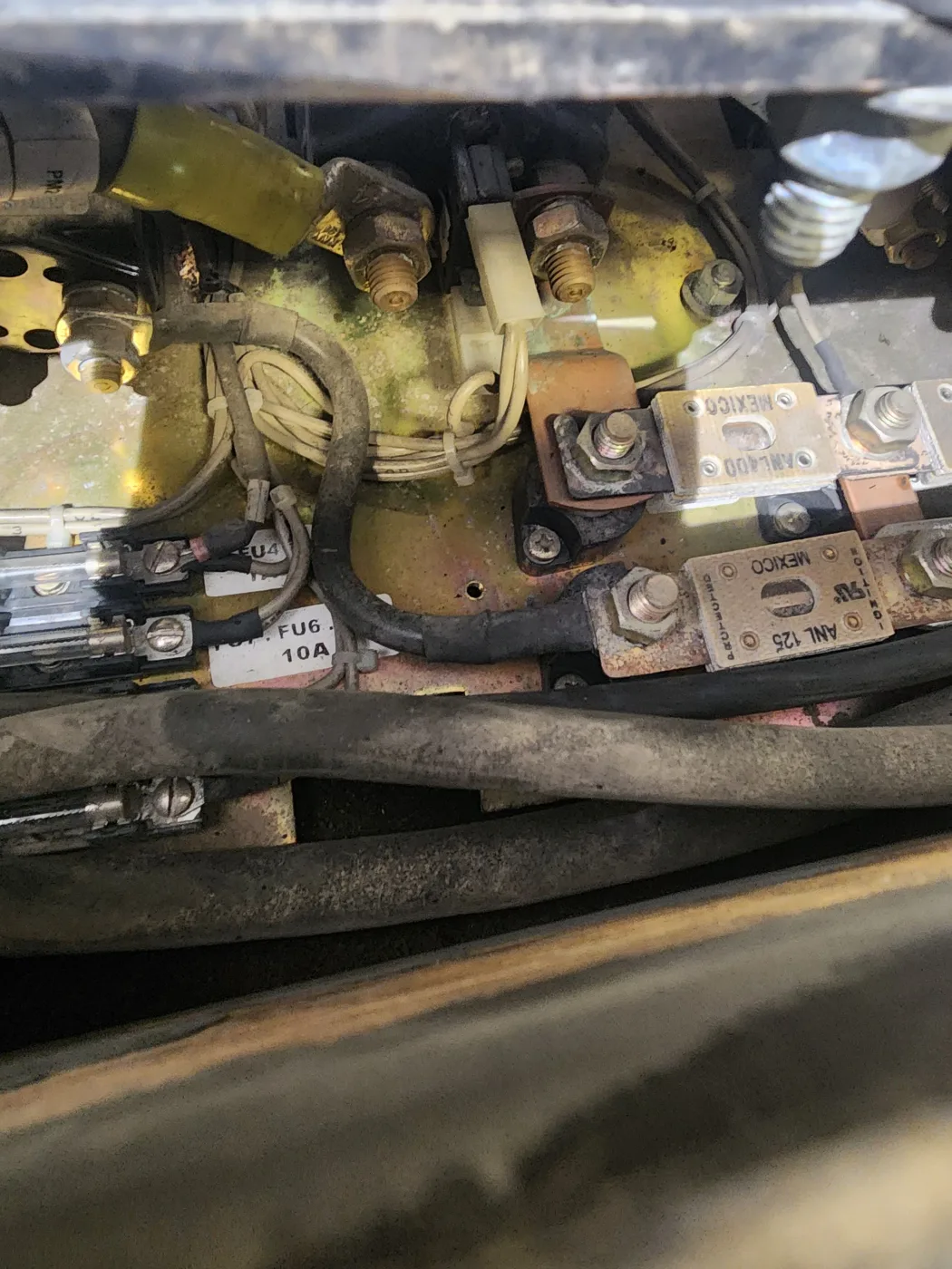 Corrosion on terminal studs, nuts and cable lugs at the high-current fuses of the Hyster order picker