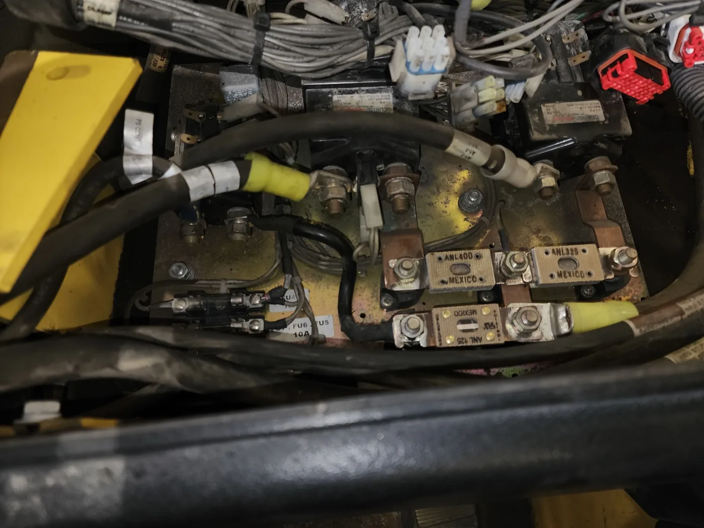 High-current fuses, bus bars and heavy cable connections in the electrical compartment of the Hyster order picker