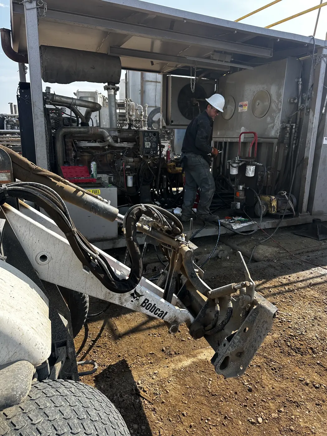 Mondak technician diagnosing the VentureTech ST80 HPU in the field