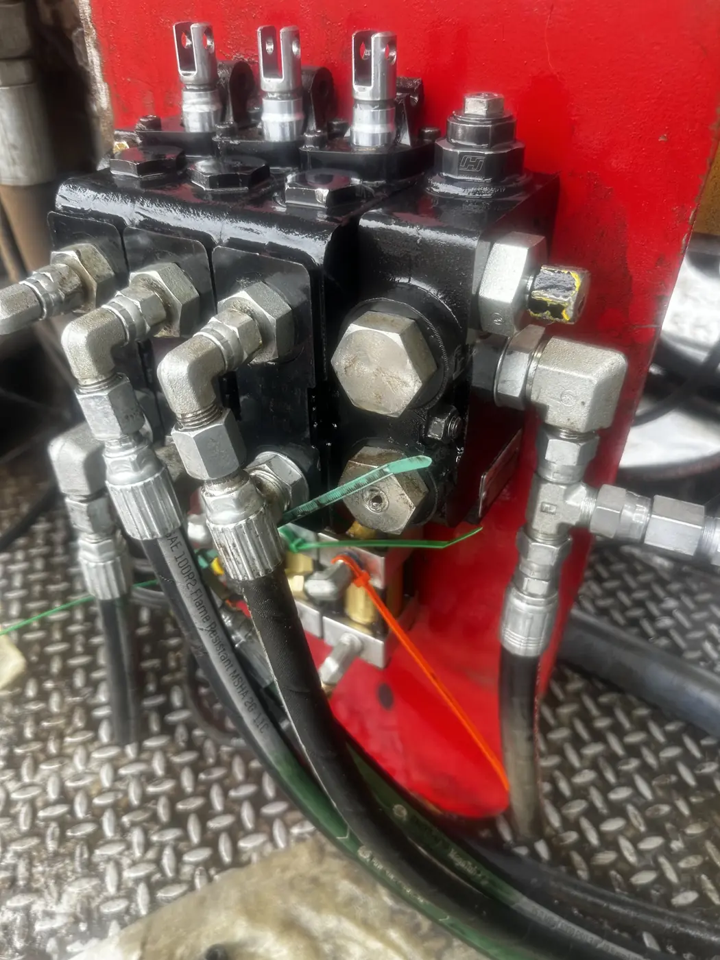 Hydraulic valve block and hoses on the VentureTech ST80 HPU
