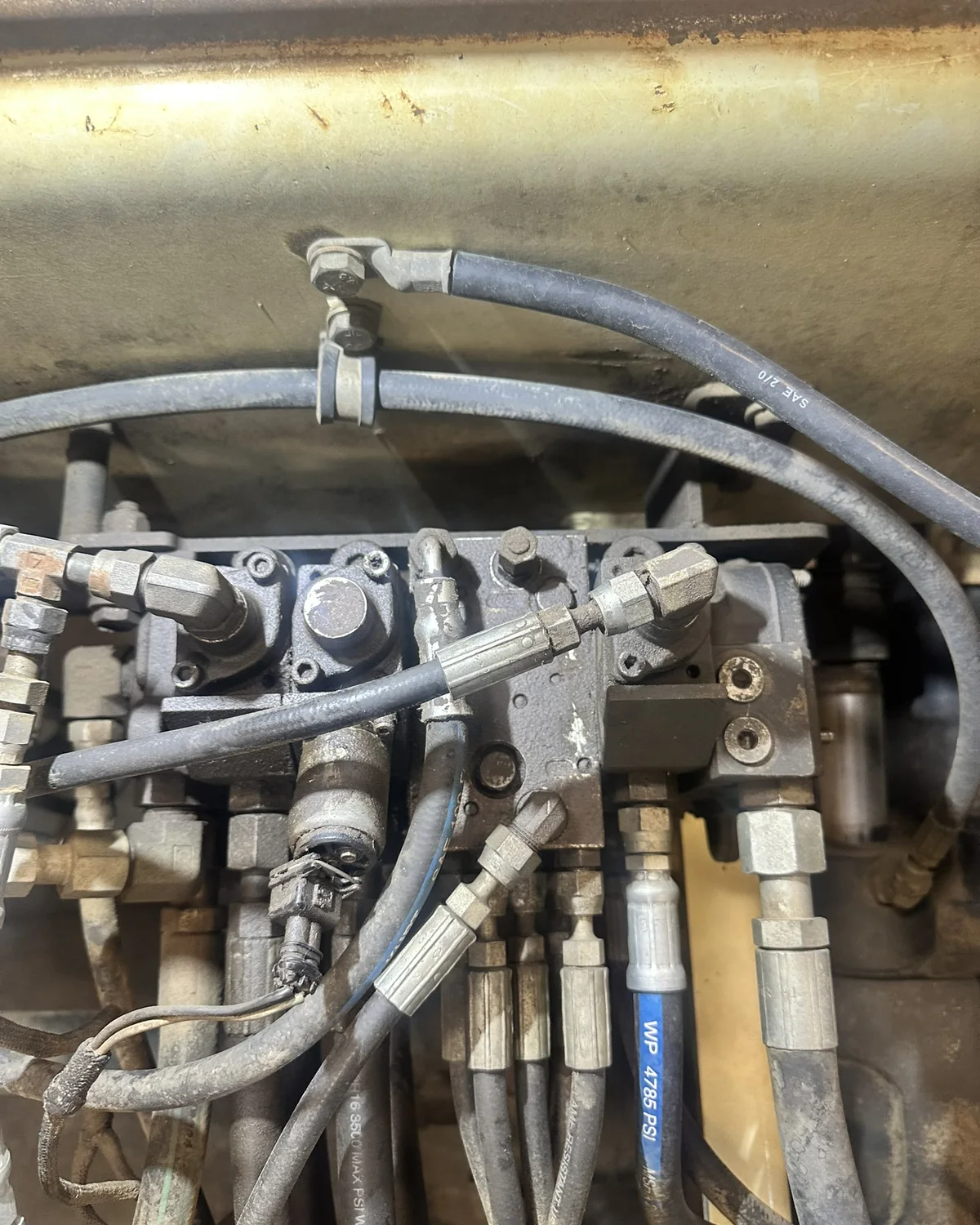 Hydraulic valve bank and hose fittings on a machine